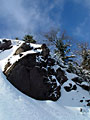 Rocher et nuage de neige